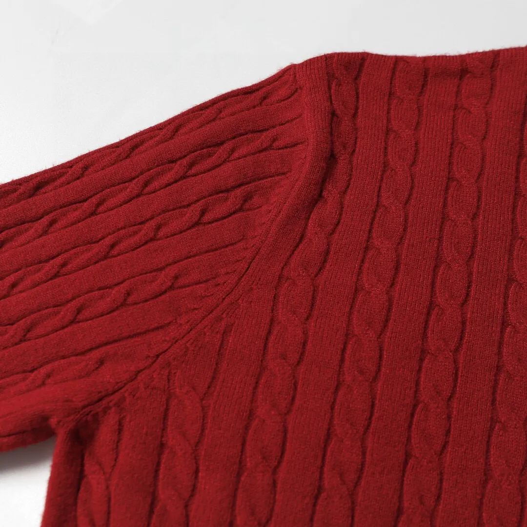 P166 Style No.: 602 -Ralph Lauren RL cardigan with classic war horse logo embroidery on the chest, long-sleeved sweater sweater jacket -The item is made of custom-dyed and custom-spun yarn, purchased from the original version. A full set of customized accessories. Details determine success or failure. Heavy new autumn and winter style. The weight of the item is as high as 800 grams. It is soft and delicate and does not tie the body. The upper body effect is very nice. Loose fit. Women's style. -Color: black, off-white, milk tea, light gray, dark gray. Navy blue red khaki red - Size: S / M / L S size 80-100 catties M size 100-120 catties Large size 120-135 catties